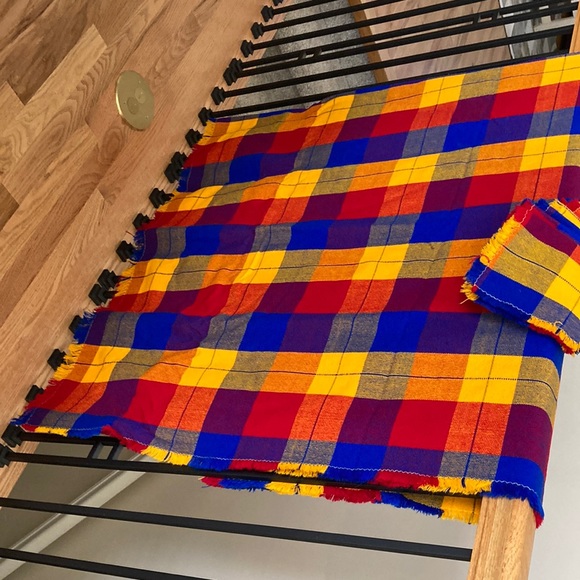 Colorful tablecloth with 6 matching napkins - Picture 1 of 2